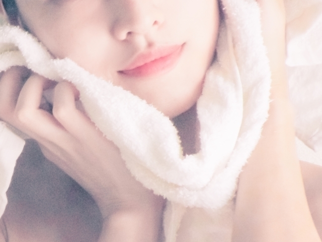 入浴後タオルで顔をふく女性.jpg